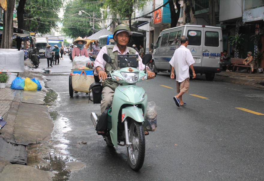 Ông Tống Văn Thơm với chiếc xe "hành hiệp trượng nghĩa" mỗi ngày. Ảnh: Ngô Tùng