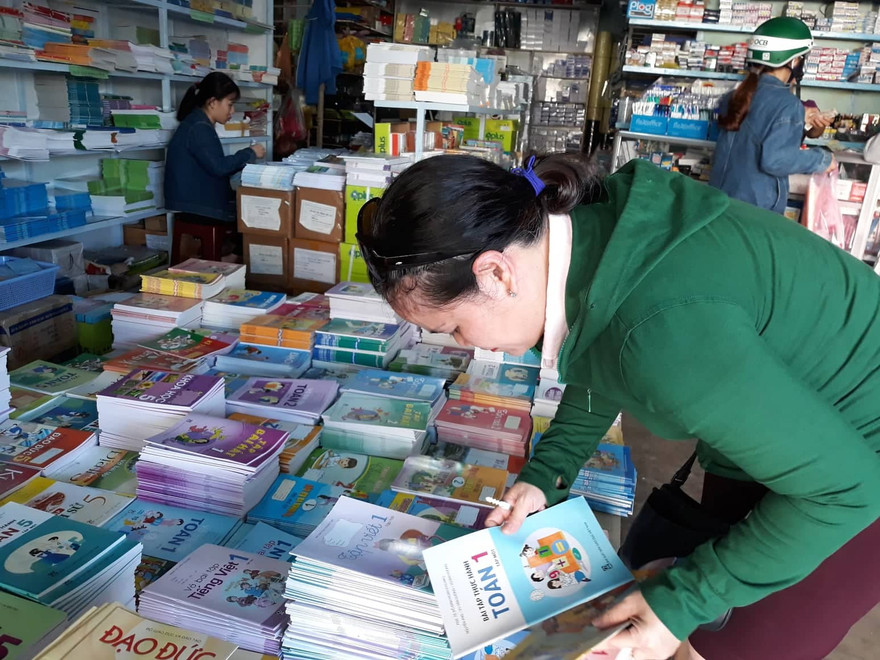 Bộ SGK có sức sống 40 năm chắc chắn sẽ phải khác bộ SGK vừa được soạn mới tinh chưa được đi vào thực tế. Nhưng khi thẩm định thì sẽ có yêu cầu chung về kiến thức, nội dung, phương pháp triển khai. Ảnh: Hồng vĩnh