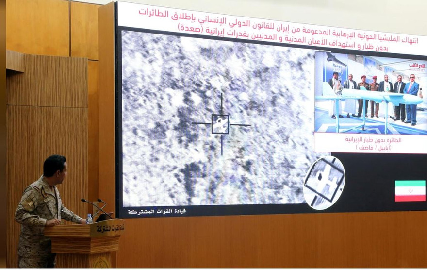 Đại diện liên minh quân sự tại Yemen do Ả rập Xê út dẫn đầu thuyết trình về hình ảnh một cuộc tấn công bằng máy bay không người lái trong cuộc họp báo ở Riyadh ngày 16/9. Ảnh: Getty Images