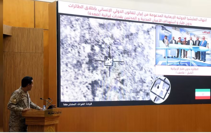 Đại diện liên minh quân sự tại Yemen do Ả rập Xê út dẫn đầu thuyết trình về hình ảnh một cuộc tấn công bằng máy bay không người lái trong cuộc họp báo ở Riyadh ngày 16/9. Ảnh: Getty Images