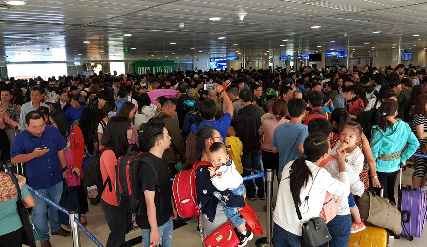 Hành khách làm thủ tục vào phòng chờ bay tại Tân Sơn Nhất. Ảnh: Hồng Vĩnh