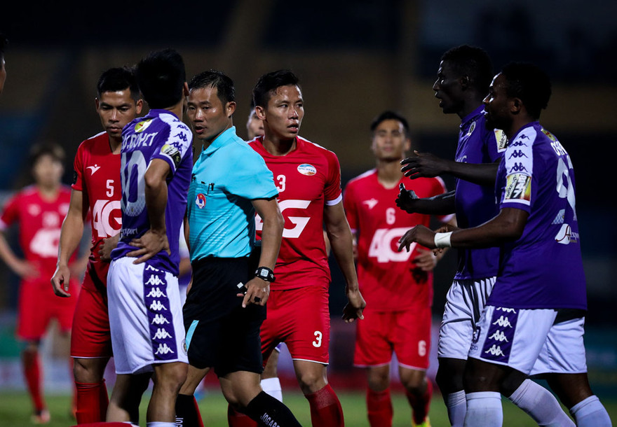 Nguy cơ trọng tài trở thành 'điểm đen' ở V.League 2019