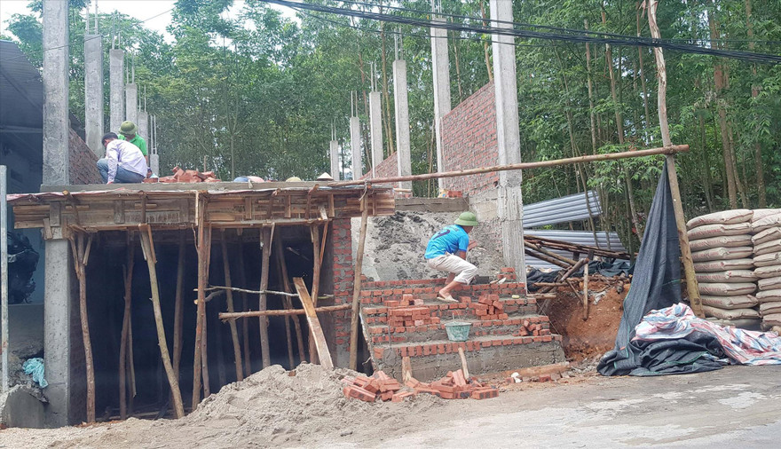 Nhà ông Bình đang xây dựng Ảnh: K.N 