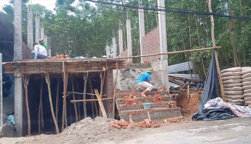 Nhà ông Bình đang xây dựng Ảnh: K.N 