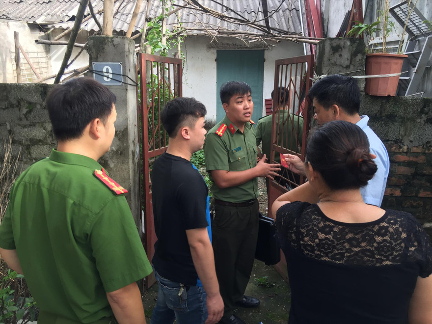 Công an khám nơi ở của đối tượng Nguyễn Khắc Tuấn, nguyên là chuyên viên phòng Khảo thí và quản lý chất lượng, Sở GD&ĐT Hòa Bình. Ảnh: Nguyễn Hoàn