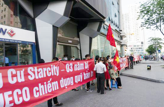 Cư dân chung cư StarCity (quận Thanh Xuân) căng băng rôn phản đối chủ đầu tư