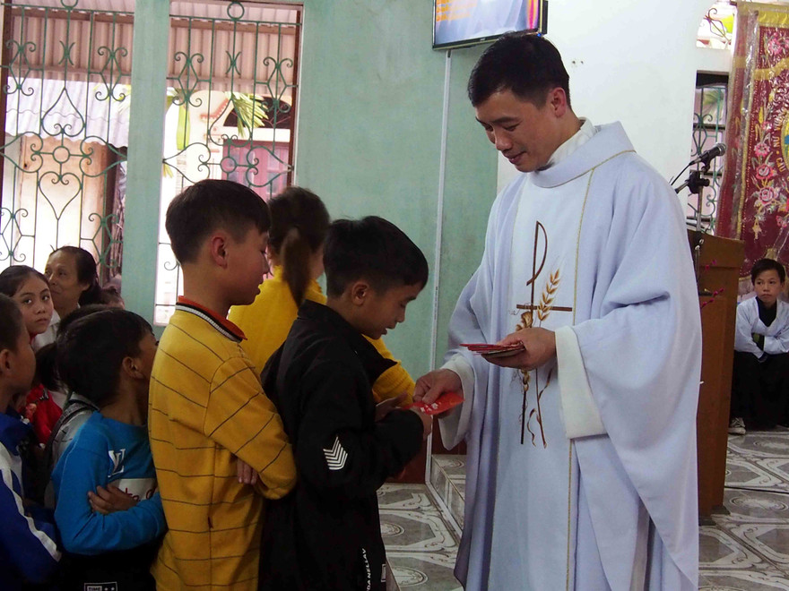 Kinh Thánh chuyển trọng tâm từ “tri thức là sức mạnh” sang trọng tâm “tiên học lễ hậu học văn”. Ảnh: Hớn hở khoanh tay chờ đến lượt Ảnh: HQD