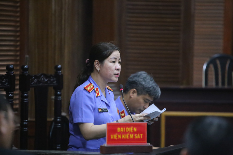 Đại diện Viện kiểm sát nêu quan điểm chiều 26/9 và các bị cáo tại phiên tòa. Ảnh: Tân Châu