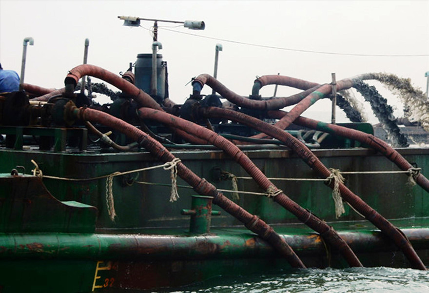 Các phương tiện khai thác cát trái phép trên vùng biển Cần Giờ bị bắt giữ vừa qua