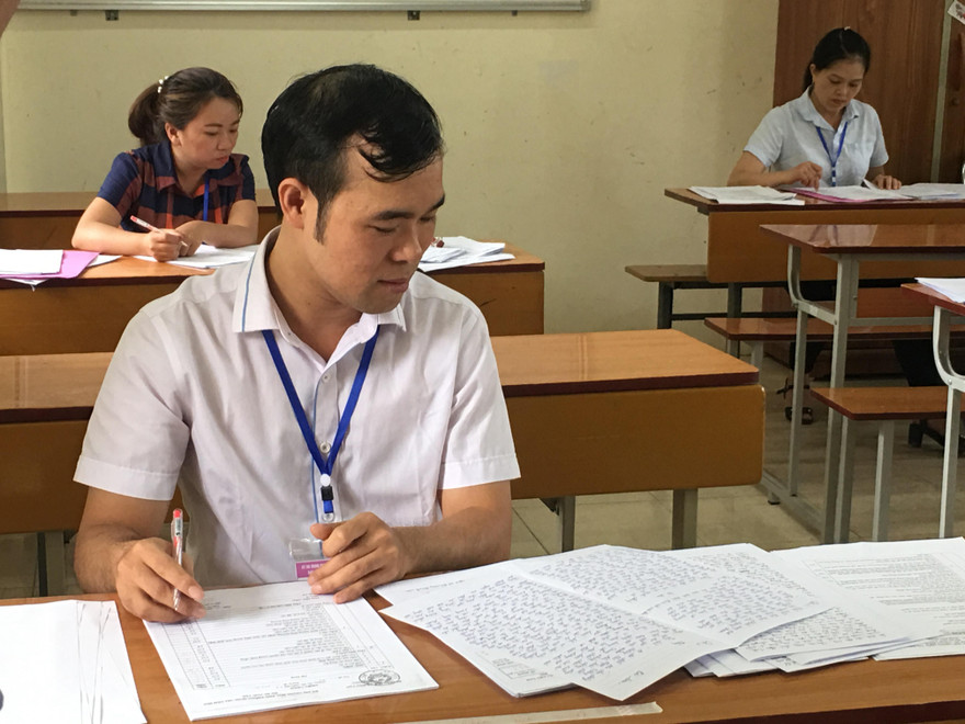 Chấm thi tự luận. Ảnh: Nghiêm Huê