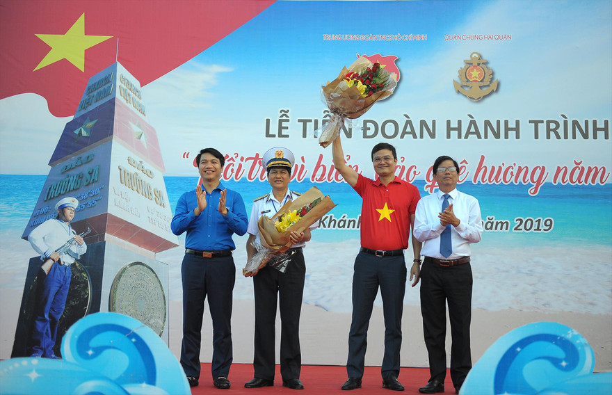 Bí thư T.Ư Đoàn Nguyễn Ngọc Lương tặng hoa tại lễ tiễn đoàn Hành trình Tuổi trẻ vì biển đảo quê hương 2019. Ảnh: Xuân Tùng