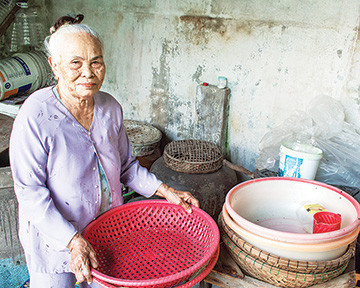 Cụ bà Huỳnh Thị Suốt, vừa đi biển, vừa làm mắm ngon nức tiếng, bà có 10 người con (5 trai, 5 gái)