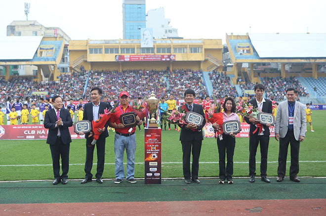 Ông Trần Anh Tú (ngoài cùng bên phải) cùng lãnh đạo báo Tiền Phong tặng hoa cảm ơn nhà tài trợ Kim cương THACO, nhà tài trợ vàng Kinh Bac City và các nhà tài trợ khác