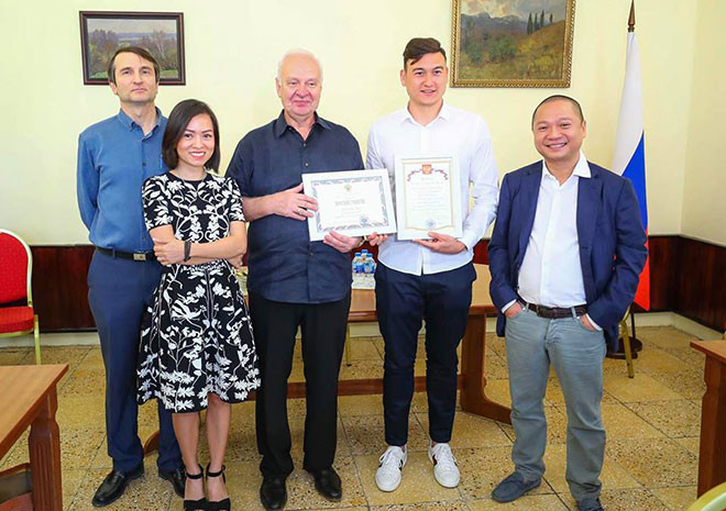 Đặng Văn Lâm trong buổi gặp mặt với Đại sứ Konstantin Vnukov và các cán bộ sứ quán CHLB Nga tại Việt Nam 