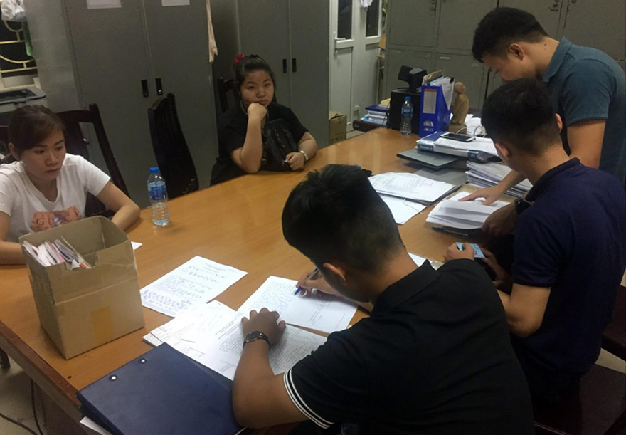 Trần Thị Quỳnh (áo trắng) và Nguyễn Thị Nga tại cơ quan công an 