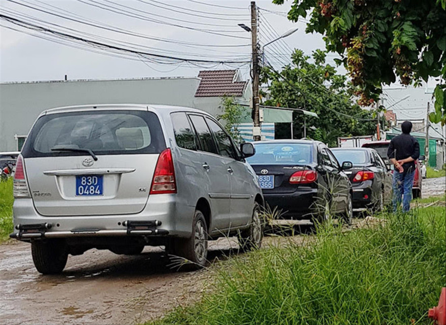 Nhiều xe biển xanh dự tiệc cưới con trai bà Đào