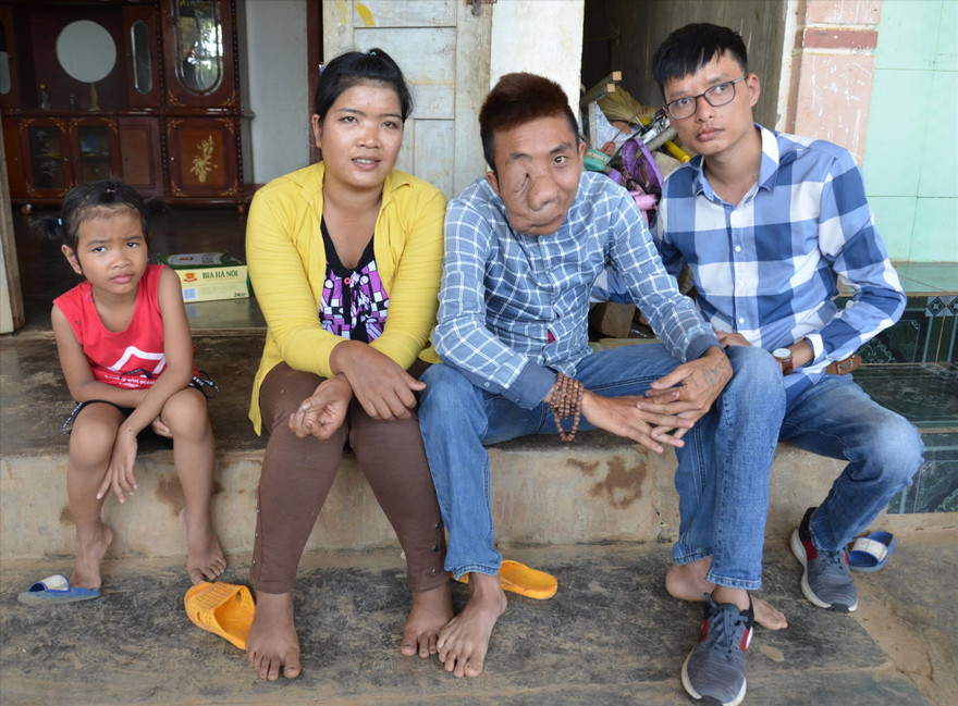 Tài Nam (bên phải) với vợ chồng T