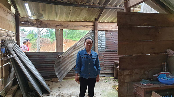 Trong ngôi nhà rách nát không có tiền sửa chữa, chị Đào nói, sẽ đi đến cùng để tìm công lí