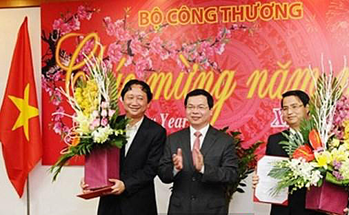 Ông Vũ Huy Hoàng (giữa) bị cách chức Bí thư Ban cán sự Đảng Bộ Công Thương và xóa tư cách nguyên Bộ trưởng Bộ Công Thương