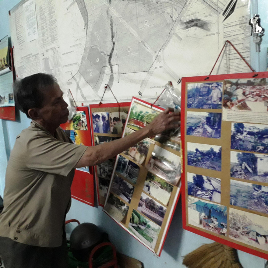 Ông Nguyễn Xuân Ngữ, một cựu chiến binh đang khiếu kiện và những hình ảnh ghi lại ngày trang trại rộng hàng nghìn m2 bị giải tỏa, gia đình ông bị đẩy vào khu tạm cư . Ảnh: Huy Thịnh