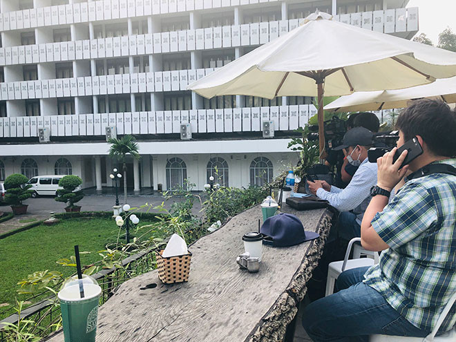 Các phóng viên săn tin về hội nghị thượng đỉnh tại Hà Nội. Ảnh: Lan Anh