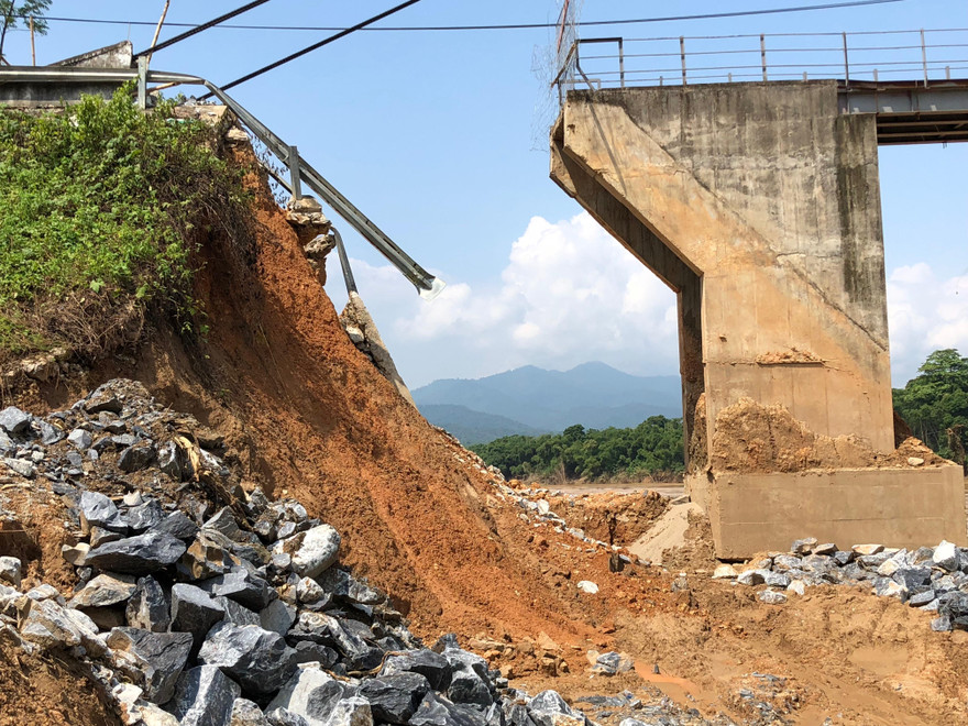 Cầu Chôm Lôm bị thổi bay mố phía Nam do thủy điện xả lũ bất thình lình