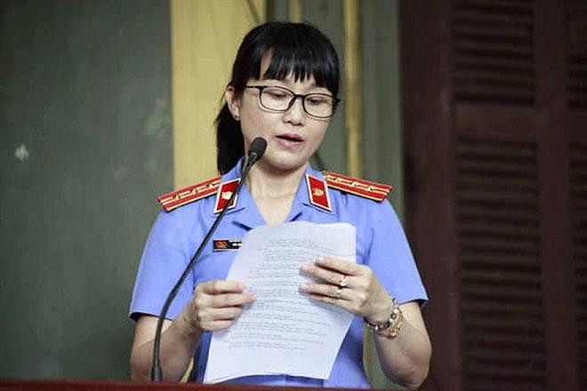 Đại diện VKS nêu quan điểm tại phiên tòa. Ảnh: Tân Châu