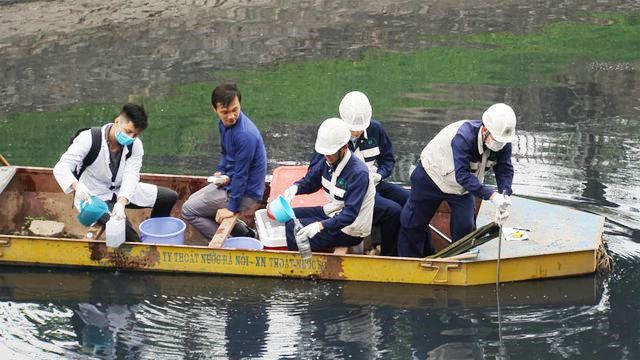 Đại diện Viện Công nghệ môi trường lấy mẫu nước sông Tô Lịch để kiểm tra sáng 20/5