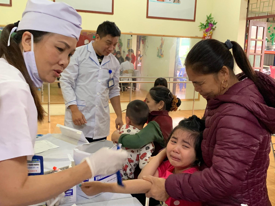 Phụ huynh đưa con đến lấy máu xét nghiệm 