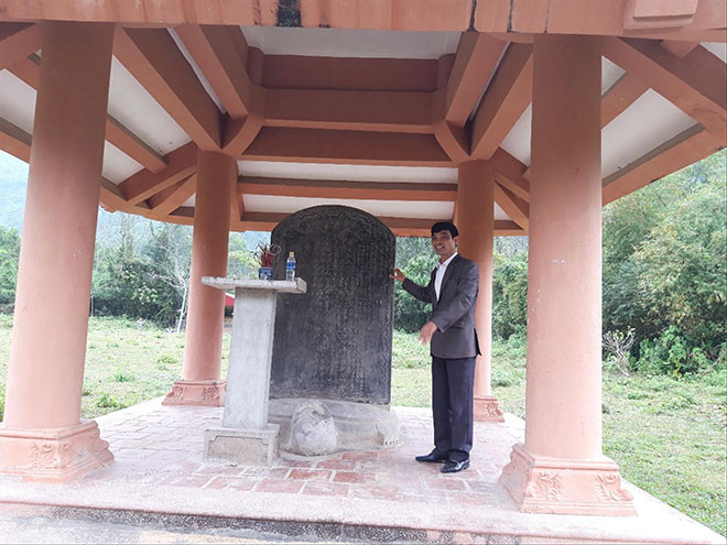 Tấm bia tại Ly cung nhà Hồ 