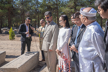 Thiêng liêng, trang trọng trước mộ Alexandre de Rhodes