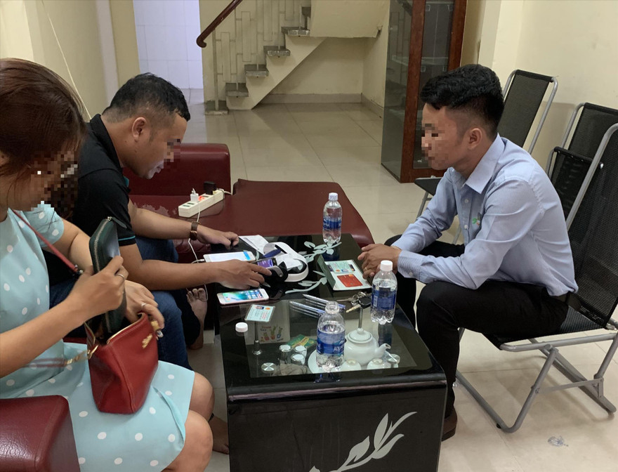 Người thuê thẻ (bìa trái) đang thực hiện giao dịch mua hàng tại nhà người cho thuê thẻ 