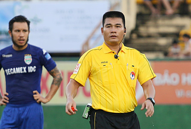 Trọng tài Hoàng Phạm Công Khanh ở mùa giải 2017. Ảnh: Zing