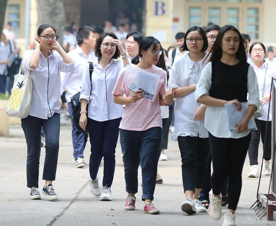 Thí sinh sau khi thi xong môn thi Toán tại điểm thi trường THPT Việt Đức - Hà Nội. Ảnh: Như Ý