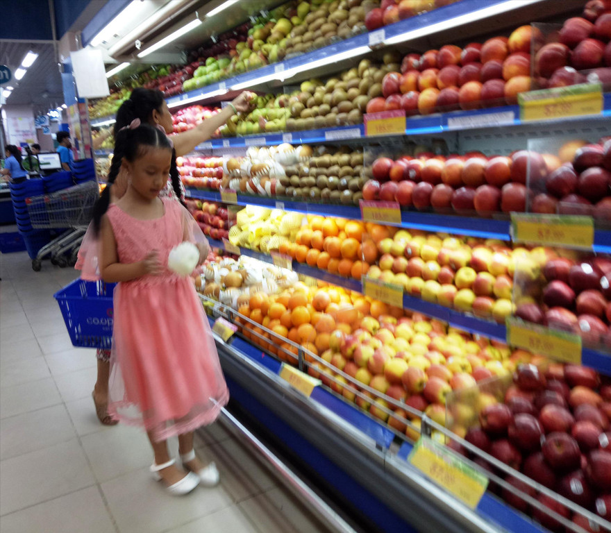 Trái cây ngoại bày bán tràn ngập ở siêu thị Co.opmark Cần Thơ 