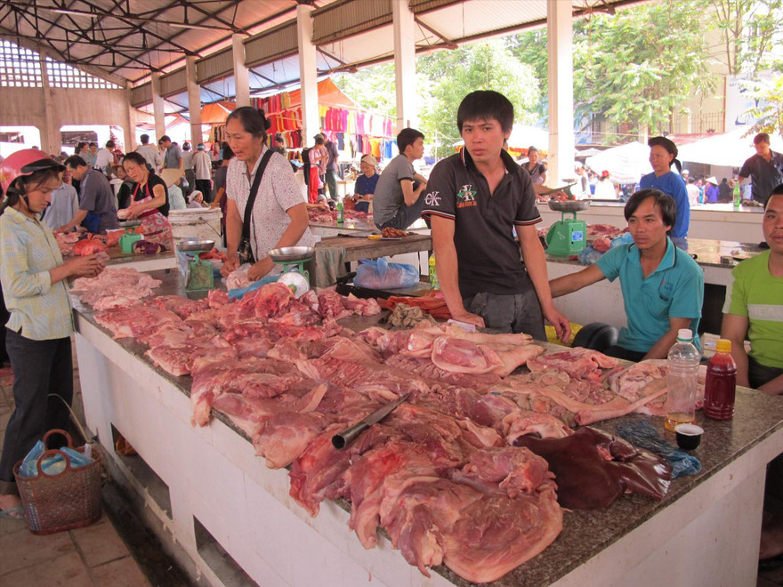 Các DN cho rằng, cần truyền đi thông điệp rõ ràng về việc ASF không lây sang người để người tiêu dùng không quay lưng với thịt lợn Ảnh: Bình Phương