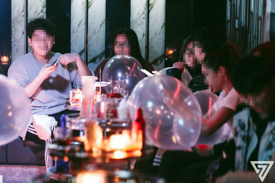 Giới trẻ sử dụng bóng cười được quảng cáo trên trang mạng xã hội của bar Ball 4. Ảnh: Facebook bar Ball 4
