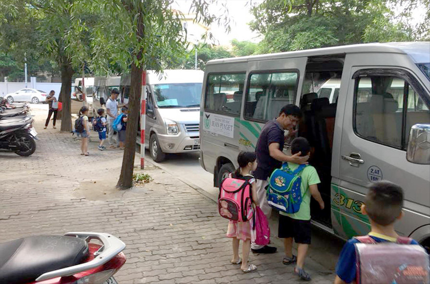 Hiện đa số các trường học thuê xe từ các công ty dịch vụ để đưa đón học sinh (Ảnh minh họa)