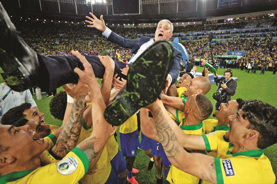 Các cầu thủ Brazil ăn mừng danh hiệu vô địch cùng HLV Tite