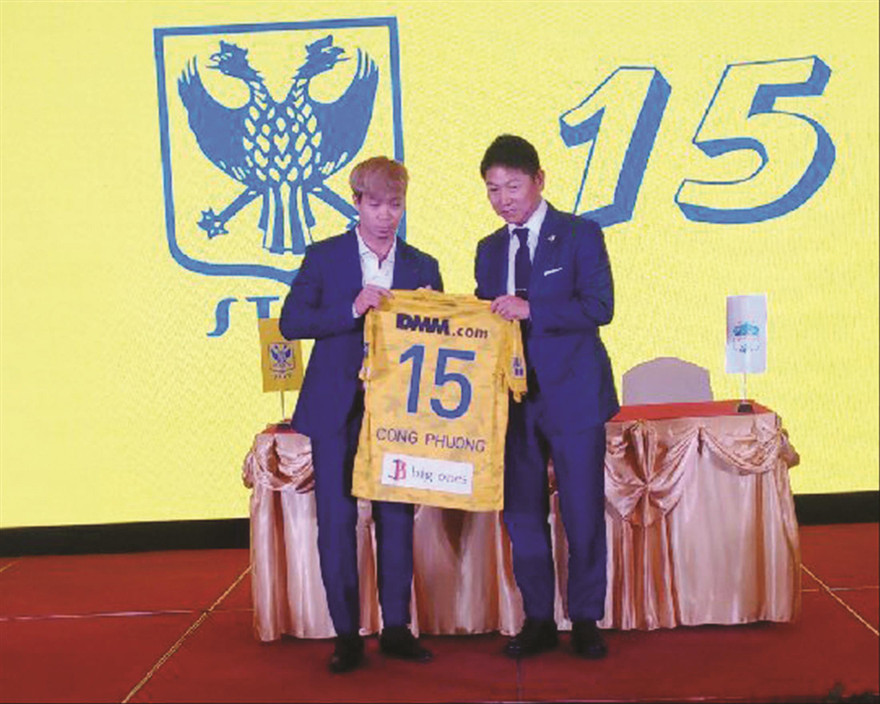 Công Phượng tại buổi ký kết hợp đồng sang Bỉ thi đấu. Ảnh: T.VŨ