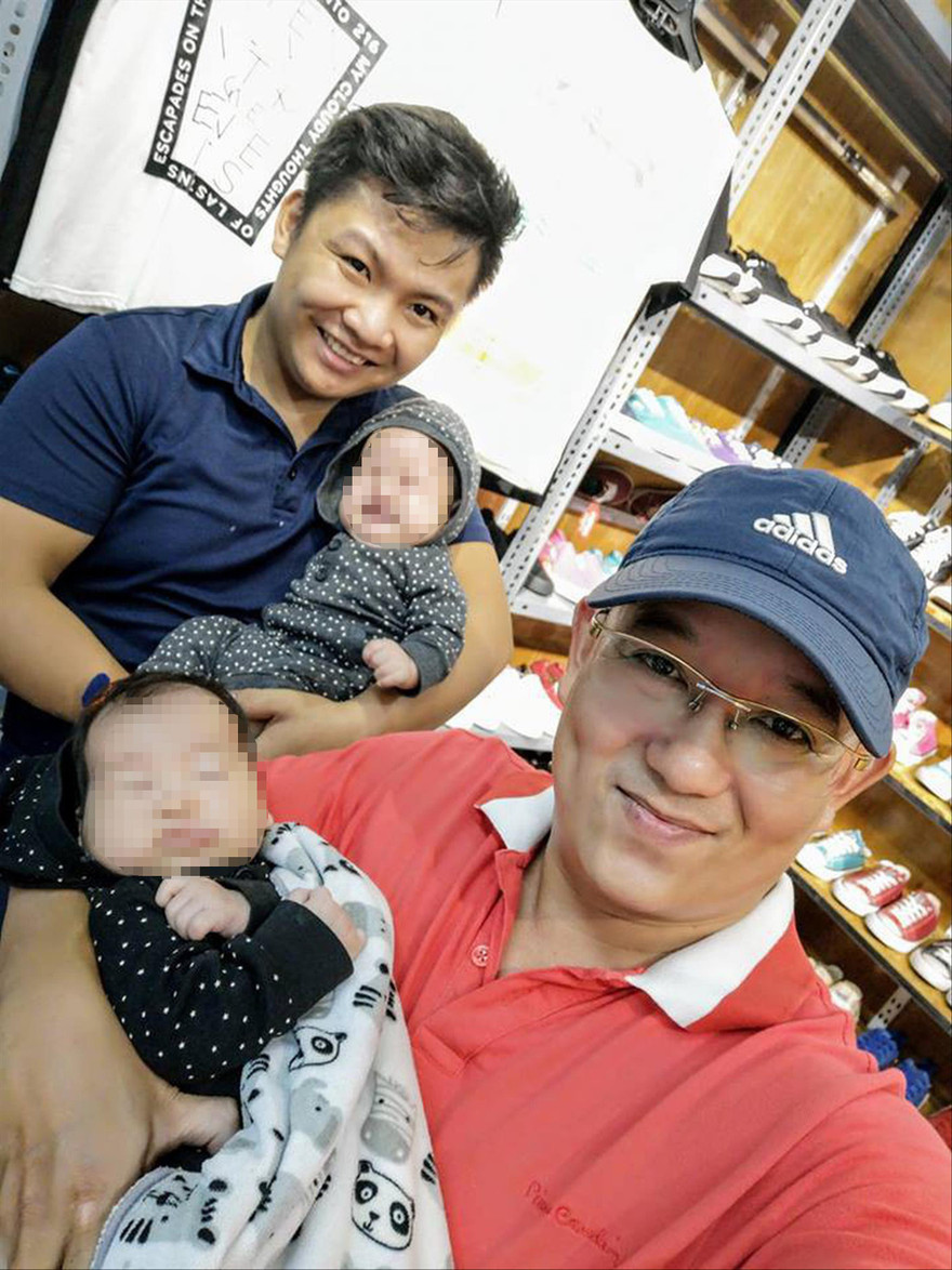 Anh Lê Thành Trung (đội mũ) bế Bình An được CLB cứu sống. Ảnh: NVCC