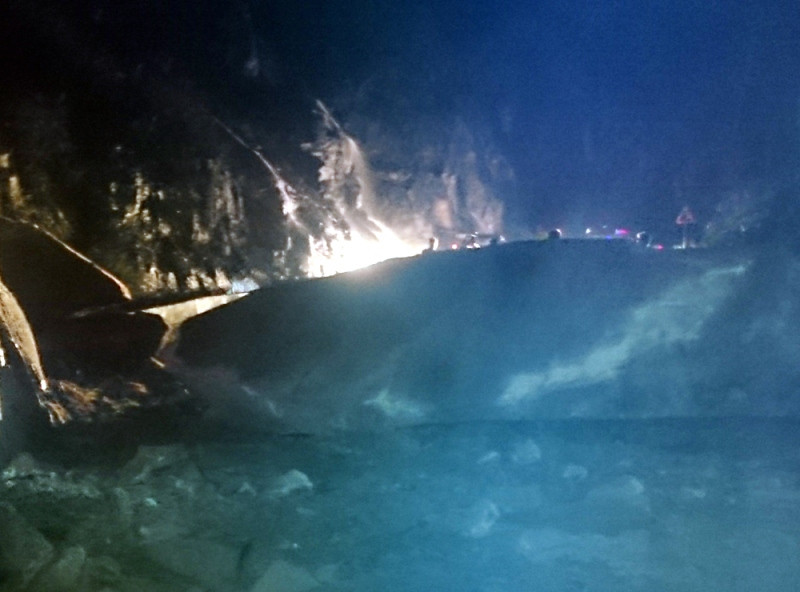 Tảng đá lớn chắn ngang đường.