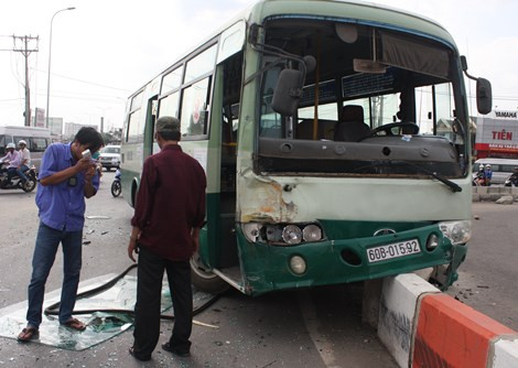 Sau khi tông xe khách, xe buýt lao lên dải phân cách vòng xoay rồi dừng lại. Ảnh: Hoàng Trường/ VnExpress