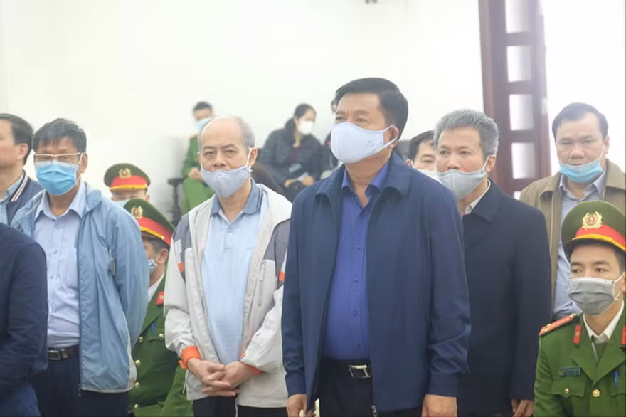 Ông Đinh La Thăng và các bị cáo tại tòa