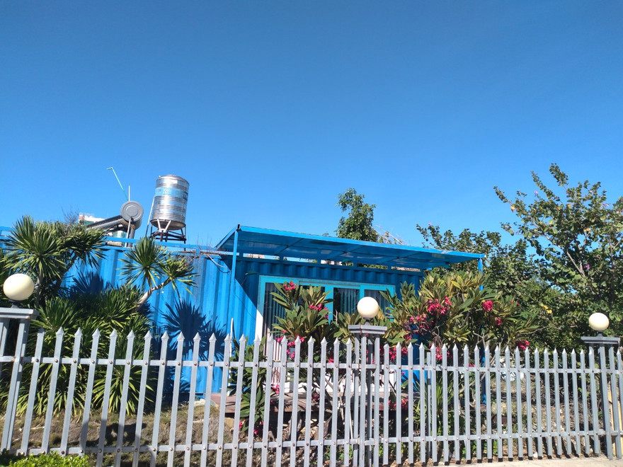 Cty Tân Thành cho lắp đặt nhiều container trái phép trên khu đất quốc phòng Ảnh: Lữ Hồ