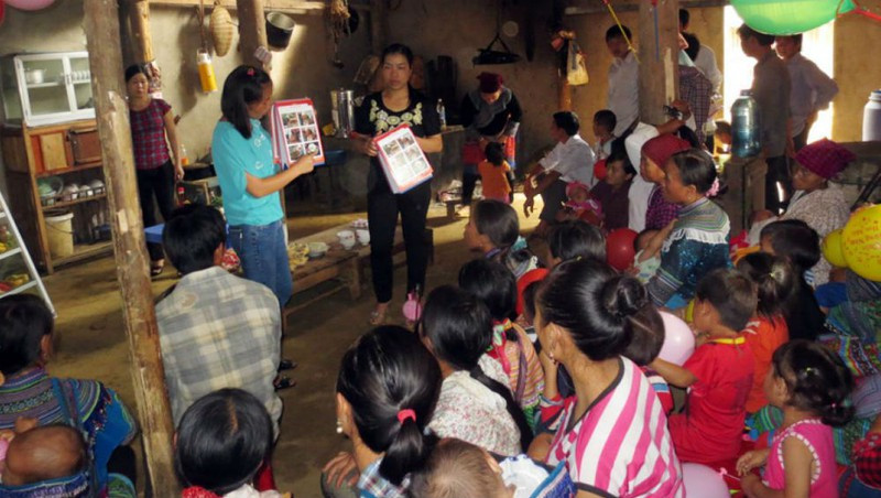 Một buổi truyền thông về sức khỏe sinh sản của các tình nguyện viên UNICEF