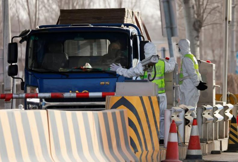 Cảnh sát dừng một chiếc ô tô đi từ tỉnh Hà Bắc tại một trạm kiểm soát ở ngoại ô Bắc Kinh, sau khi dịch bệnh COVID-19 tái bùng phát