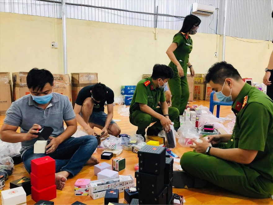 Cơ quan chức năng Đồng Nai kiểm đếm kho hàng lậu “khủng” bán hàng theo hình thức livestream