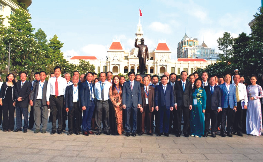 Ông Nguyễn Minh Đồng (thứ 2 từ trái qua) cùng các trí thức kiều bào dâng hương Chủ tịch Hồ Chí Minh