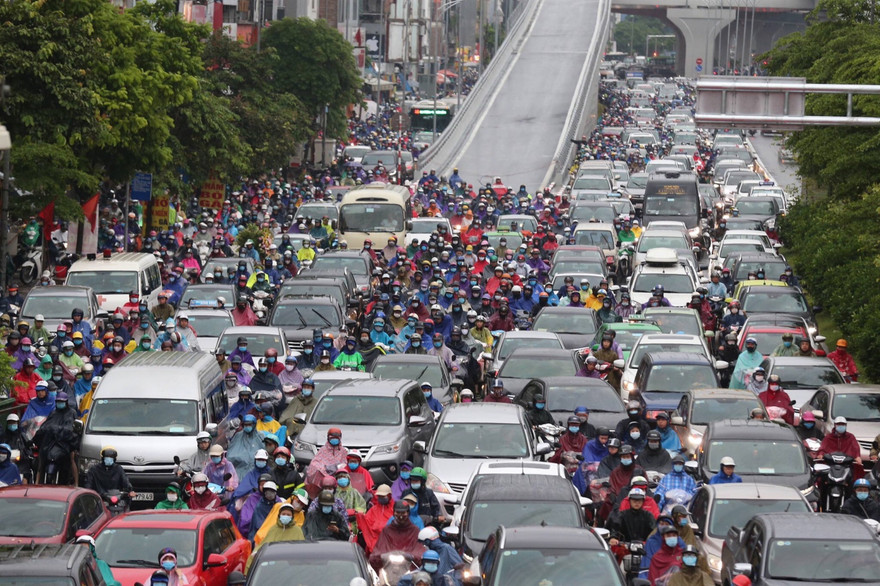 Nội đô đang chịu áp lực rất lớn về giao thông. Ảnh: Như Ý 